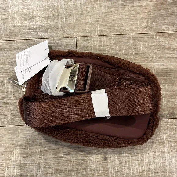 Lululemon NWT Everywhere Fleece Belt Bag brown with gold hardware - Picture 5 of 6